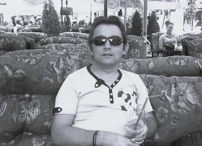 Sahrana Zokija Šumadinca: Majka se nadvila nad odrom i kuka na sav glas, sin pokojnog pevača nem od bola 5 preminuo zoki sumadinac 1