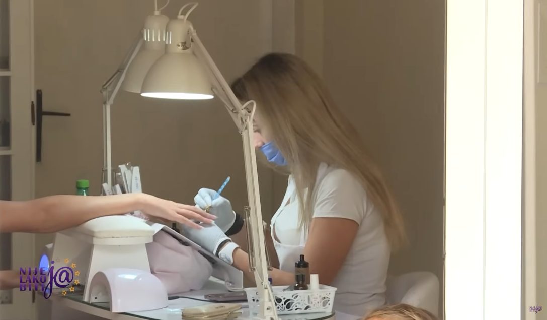 Naša pevačica živi u četvorospratnoj vili u Beogradu, sinu prepisala hotel (VIDEO) 16 salon nele bijanic