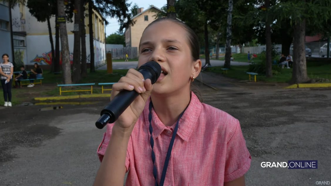 Inel Nukić raspevan otvorio vrata svog doma u Živinicama, a tek da čujete kakav je talenat njegova sestra VIDEO 18 sestra peva