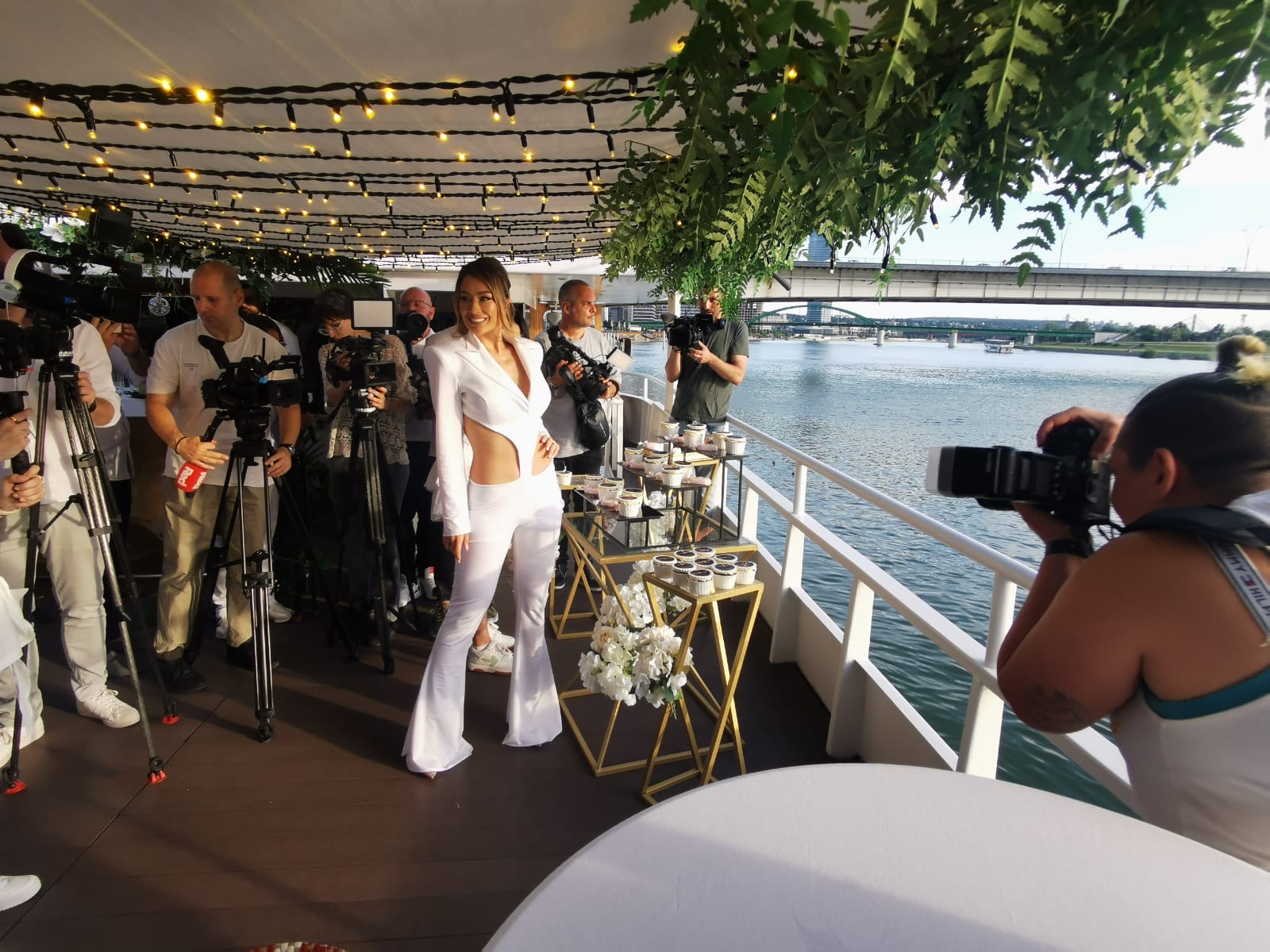 Tea Tairović u pratnji dečka stigla na promociju albuma, pa otkrila kakav je maler poterao: "Najbolje je da ne pevam o takvim stvarima" VIDEO 6 tea tairovic brod 4