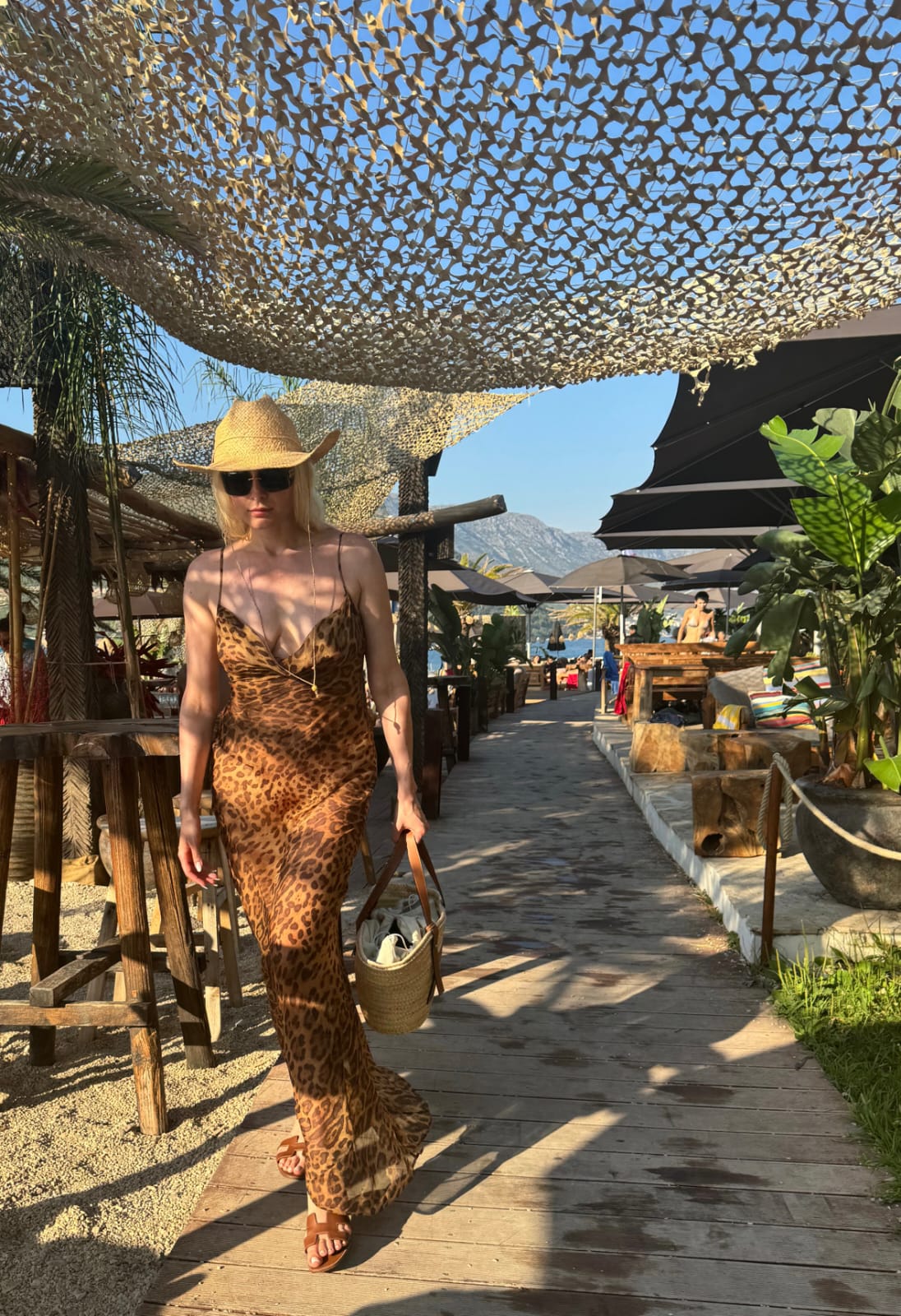 PAPARAZZO: Snimili smo pevačicu na plaži u haljini koja je hit ovoga leta (FOTO) 6 IMG 20240716 WA0002