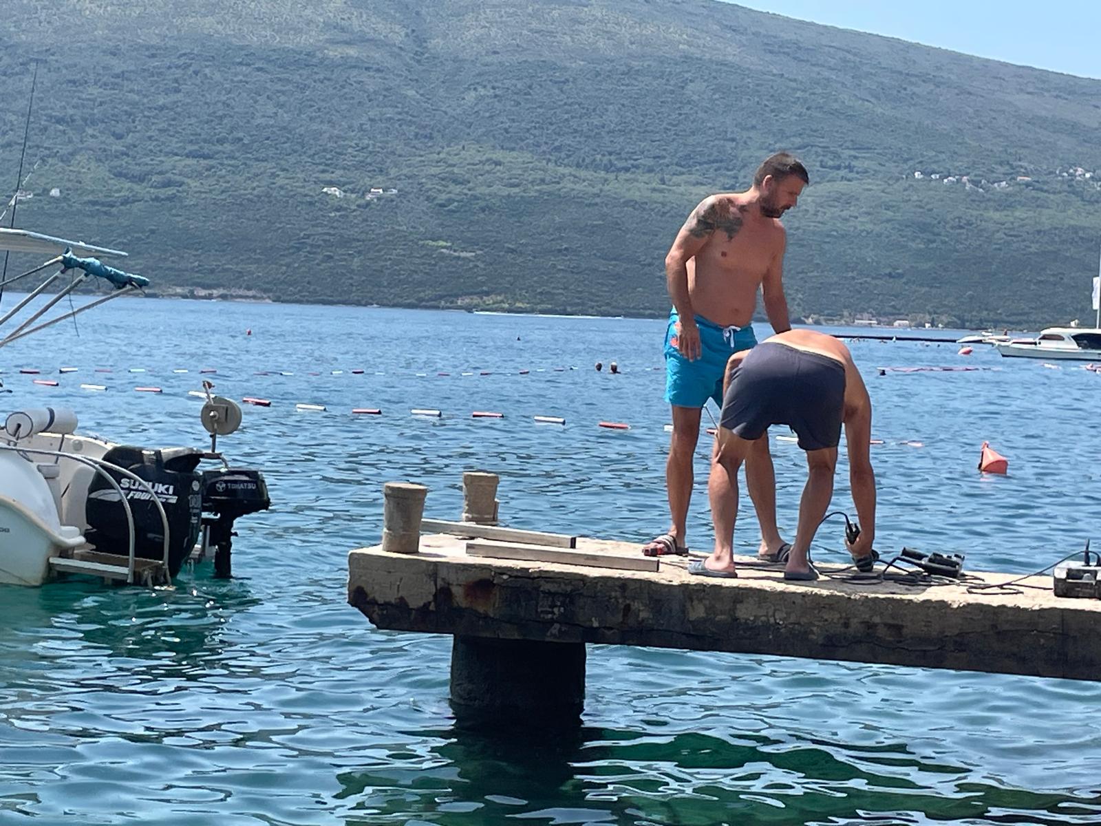 Svi Bojanići uživaju, a Miloš i Mikica majstorišu na plaži! Pogledajte kako otac uči sina da radi VIDEO 5 Milos i Mikica majstorisu na plazi 2