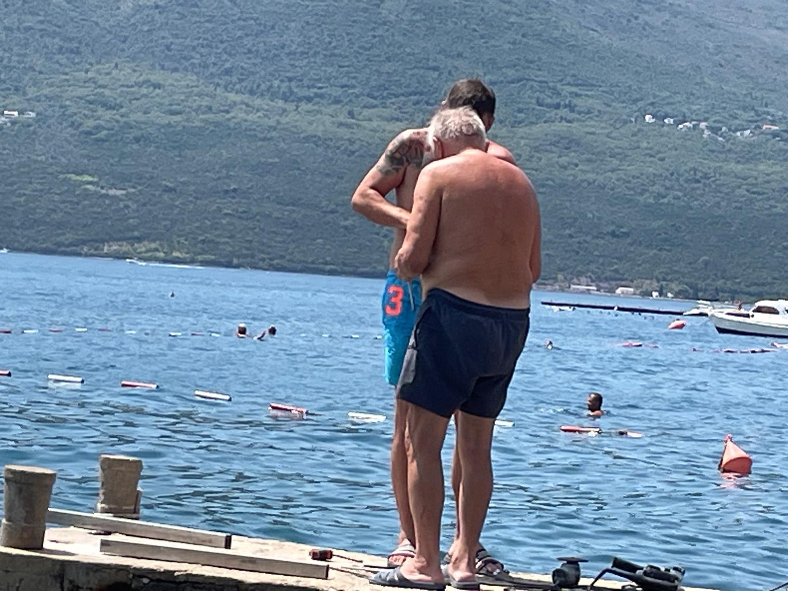 Svi Bojanići uživaju, a Miloš i Mikica majstorišu na plaži! Pogledajte kako otac uči sina da radi VIDEO 6 Milos i Mikica majstorisu na plazi 5