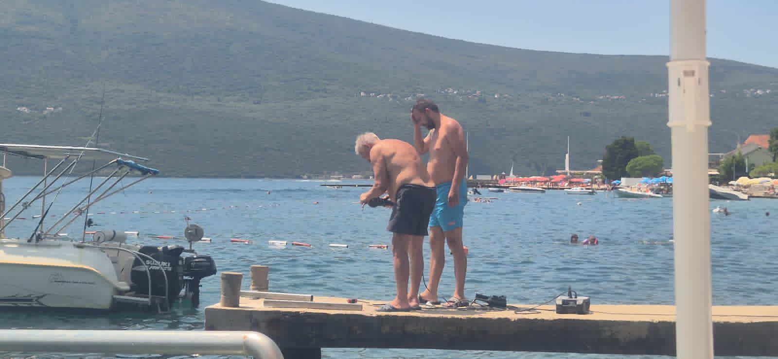 Svi Bojanići uživaju, a Miloš i Mikica majstorišu na plaži! Pogledajte kako otac uči sina da radi VIDEO 8 Milos i Mikica majstorisu na plazi 7