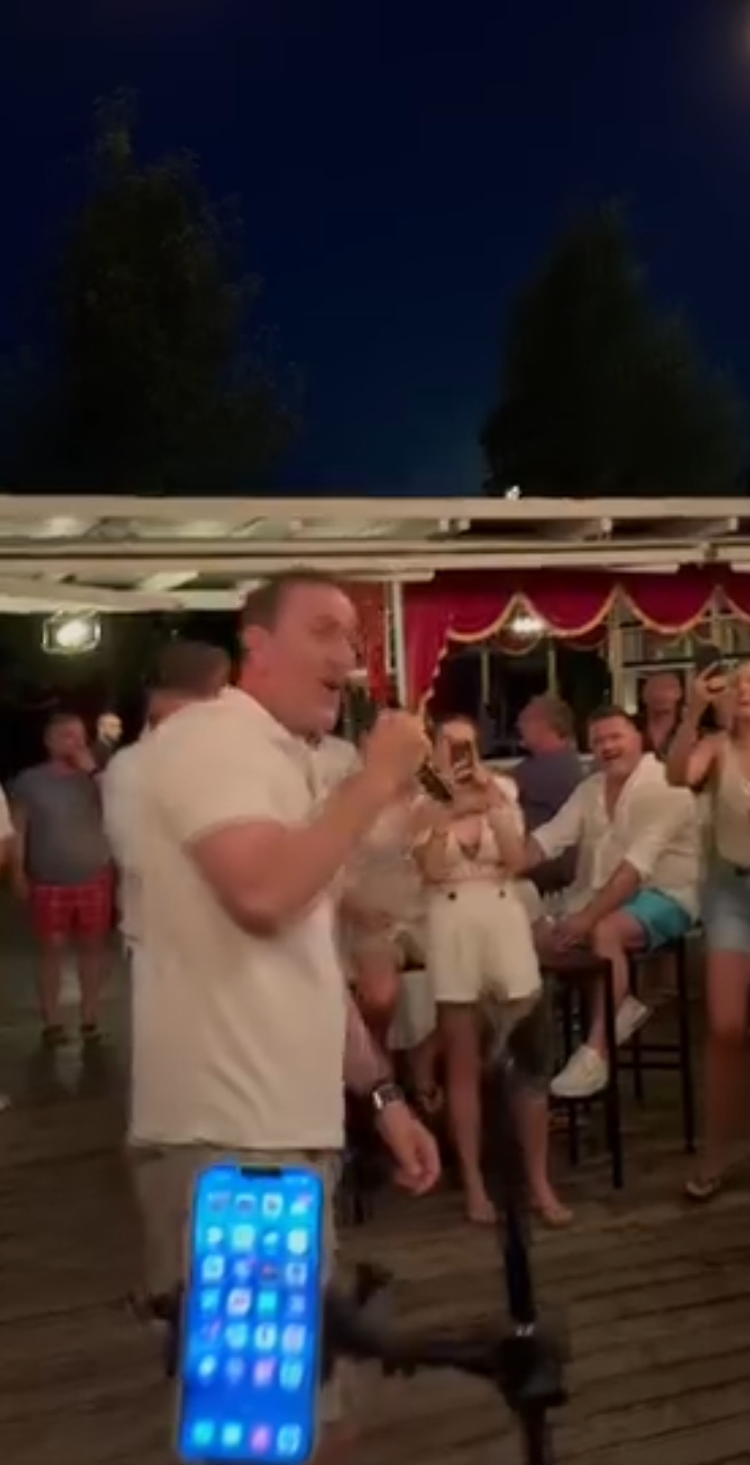 Sergej Ćetković napravio žurku na plaži, zapevao čak i narodnjake (VIDEO) 5 Screenshot 20240721 114410 com.huawei.himovie.overseas edit 95956617133273