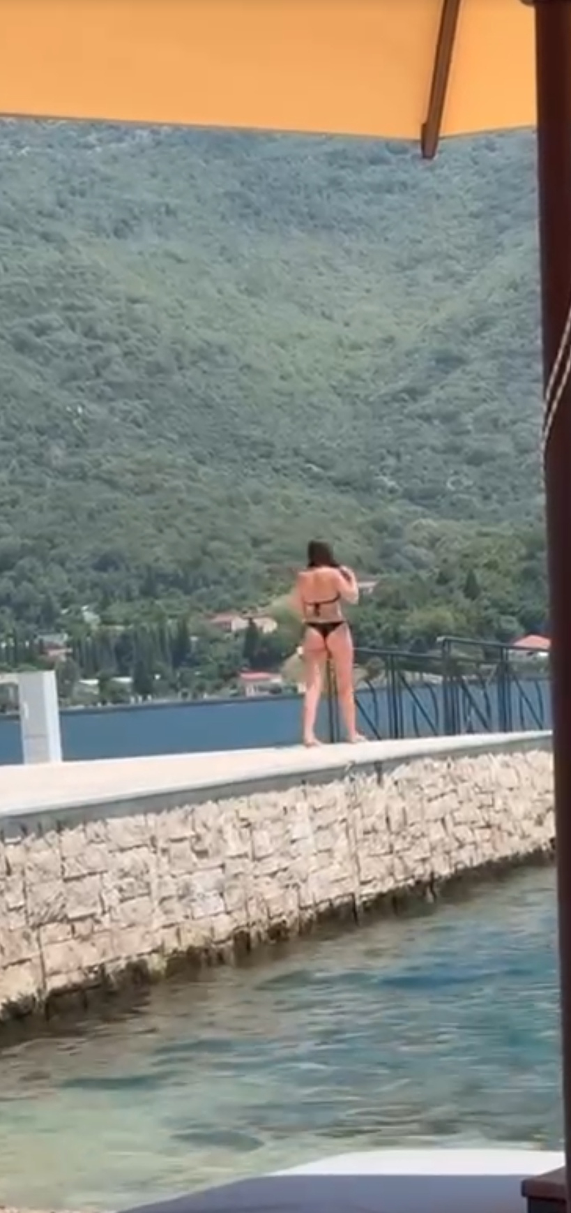 Zgodna zvezda Granda šeta primorjem kao na modnoj pisti (VIDEO) 7 Screenshot 20240721 123815 com.huawei.himovie.overseas edit 97790738836639