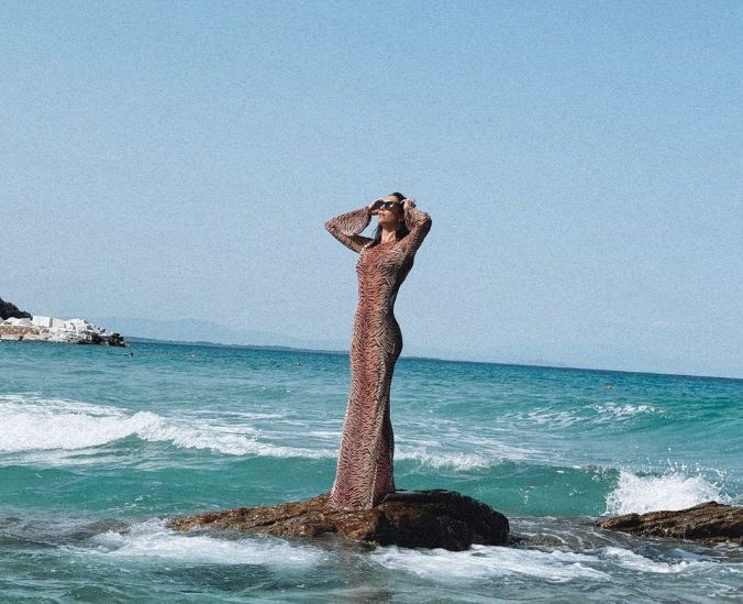 Svaki mišić se ocrtava: Jelisaveta Orašanin se skinula u minijaturni kupaći i zapalila mreže, evo koju luks destinaciju je odabrala (FOTO) 5 Untitled 25