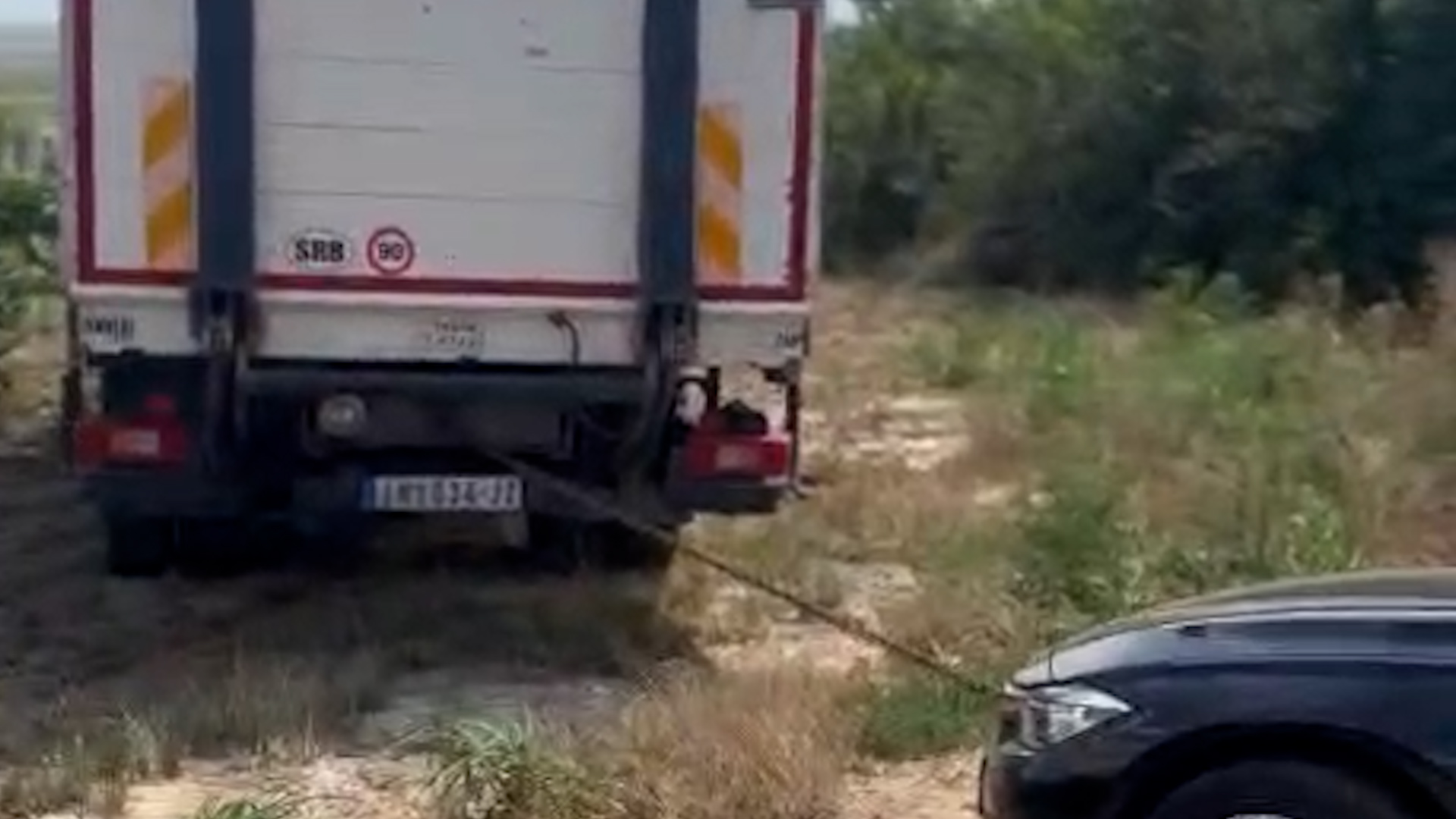 Pevač sleteo sa puta, pa se zaglavio u nedođiji: "Ovo samo meni može da se desi" VIDEO 7 auto 4