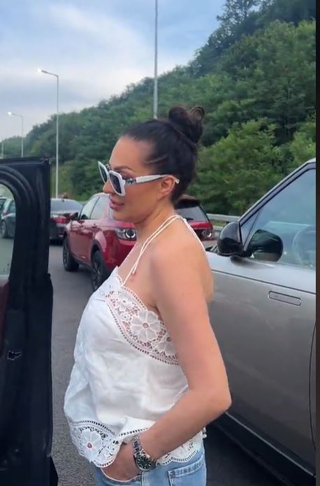 Ceca zaglavljena u saobraćaju: Izašla iz kola usred zastoja, fanovi ne veruju šta radi VIDEO 6 ccc