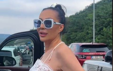 Ceca zaglavljena u saobraćaju: Izašla iz kola usred zastoja, fanovi ne veruju šta radi VIDEO 5 cek