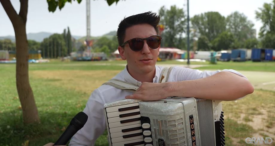 Grand u poseti Dinu Suljiću: Jedno mesto u Zenici za njega ima posebno značenje: "Voleo bih da to bude ovde" VIDEO 9 dino suljic harmonika