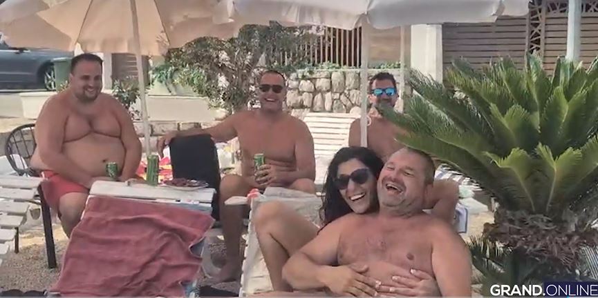 Na plaži Miloša Bojanića luda žurka, evo šta se sluša u Baošićima (VIDEO) 8 huhuh