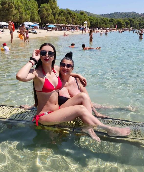 Skinula se ćerka Saške Karan i pokazala zanosno telo: Uzak struk i vitke noge izbacila u prvi plan, sve gori FOTO 8 huhuko