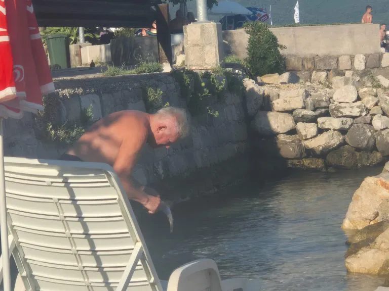 Na plaži Miloša Bojanića luda žurka, evo šta se sluša u Baošićima (VIDEO) 9 image 16 13