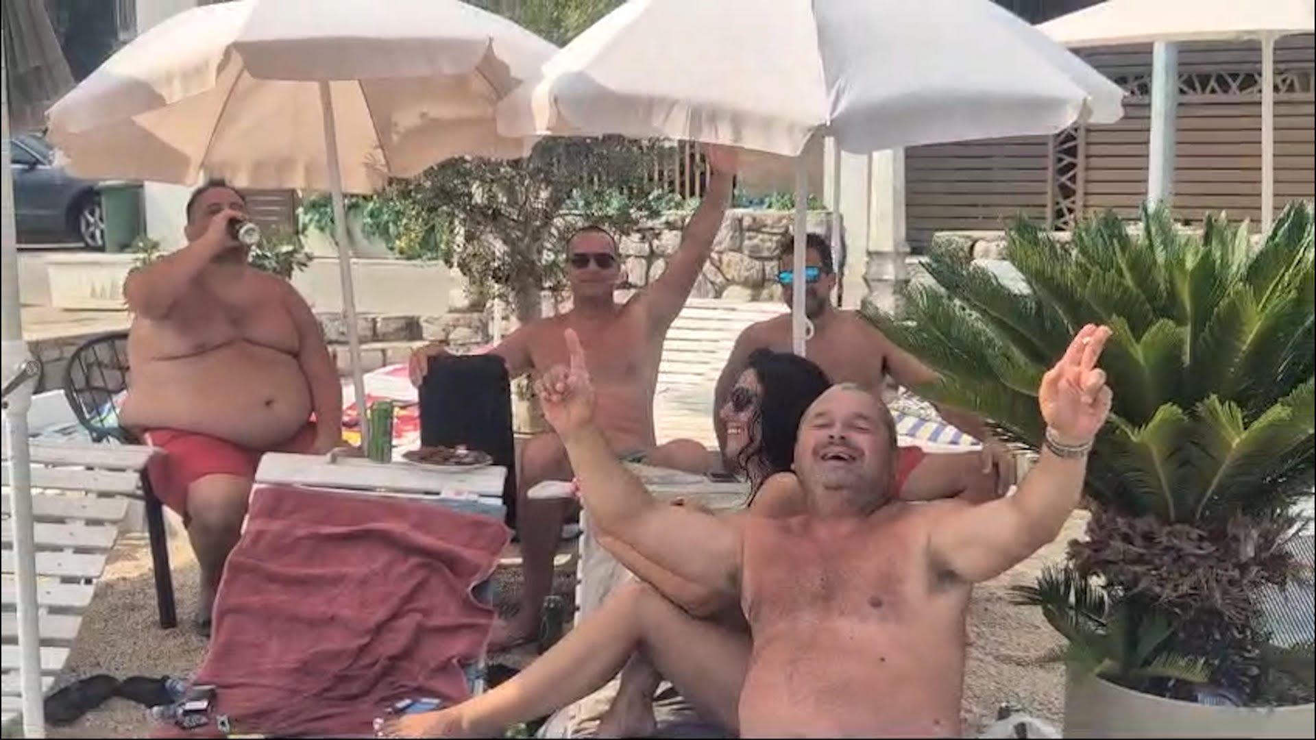 Na plaži Miloša Bojanića luda žurka, evo šta se sluša u Baošićima (VIDEO) 6 image 16 17