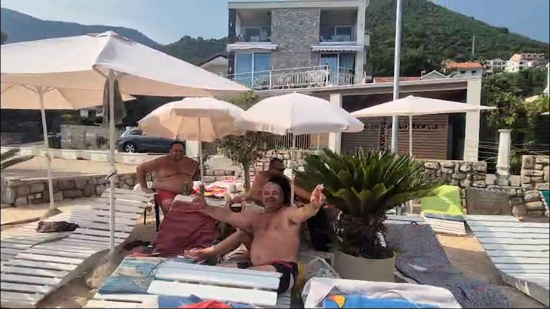 Na plaži Miloša Bojanića luda žurka, evo šta se sluša u Baošićima (VIDEO) 7 image 16 18
