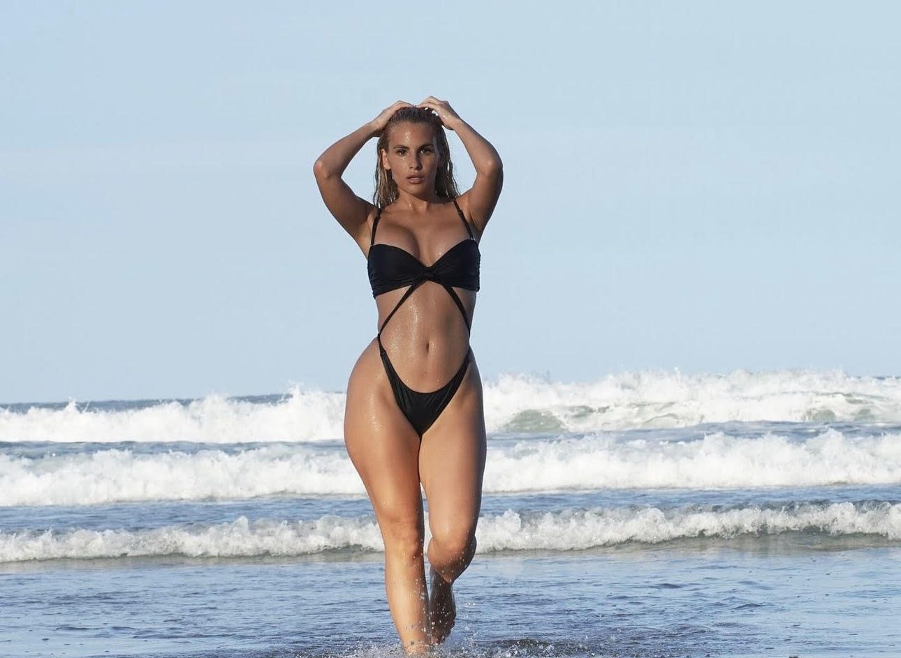 Vreli kadrovi Sare Reljić: Pevačica se skinula u provokativni bikini i zapalila društvene mreže (FOTO) 5 image 16 8