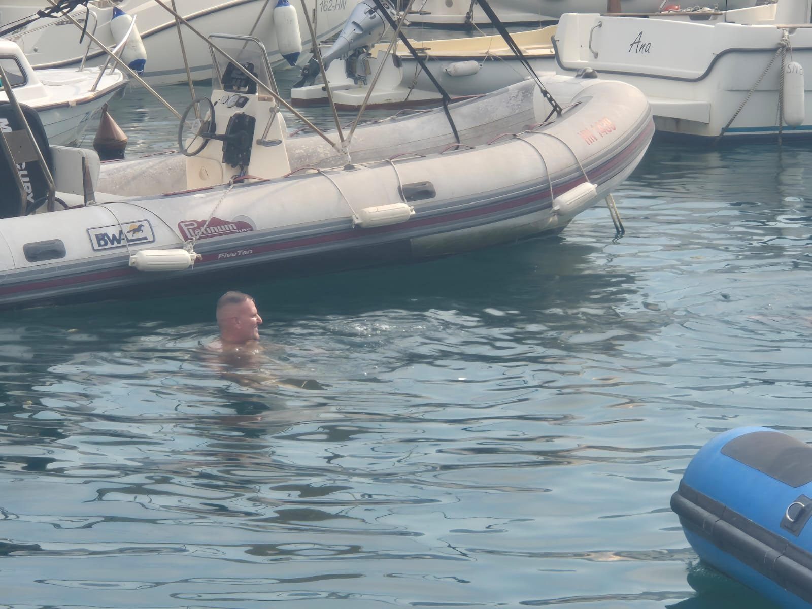 GRAND PAPARAZZO: Pevač živi na moru, a kupa se među brodovima (VIDEO) 5 image 17 16