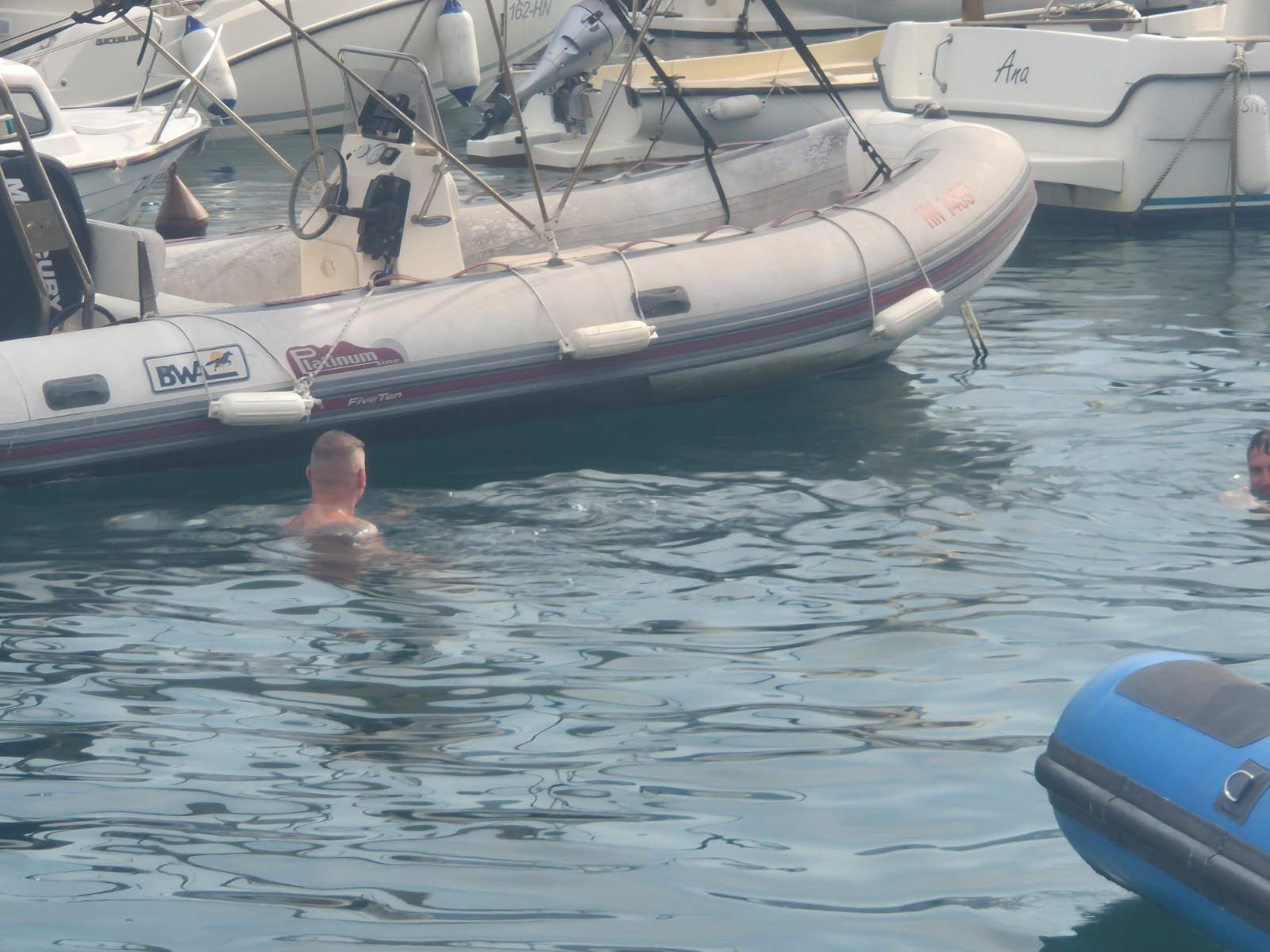 GRAND PAPARAZZO: Pevač živi na moru, a kupa se među brodovima (VIDEO) 7 image 17 18
