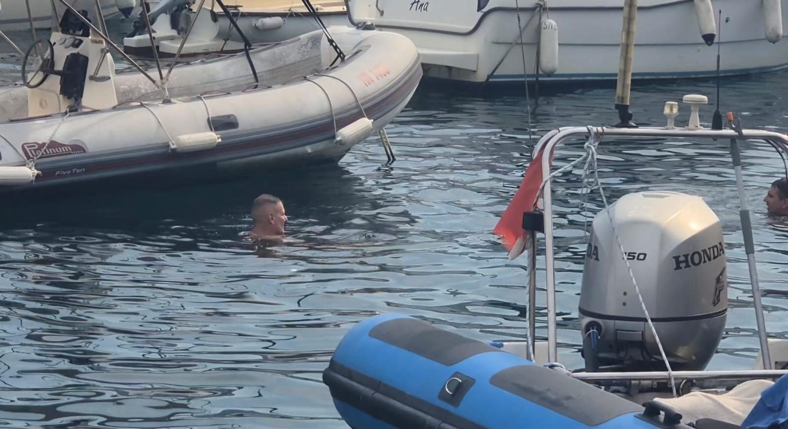 GRAND PAPARAZZO: Pevač živi na moru, a kupa se među brodovima (VIDEO) 10 image 17 20