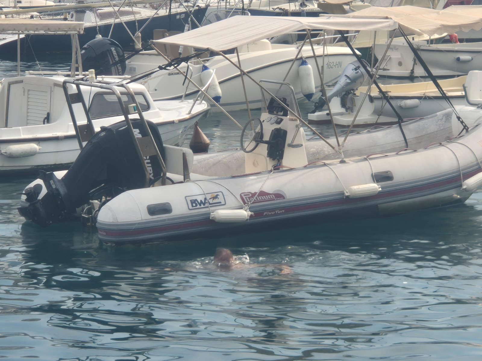 GRAND PAPARAZZO: Pevač živi na moru, a kupa se među brodovima (VIDEO) 9 image 17 21