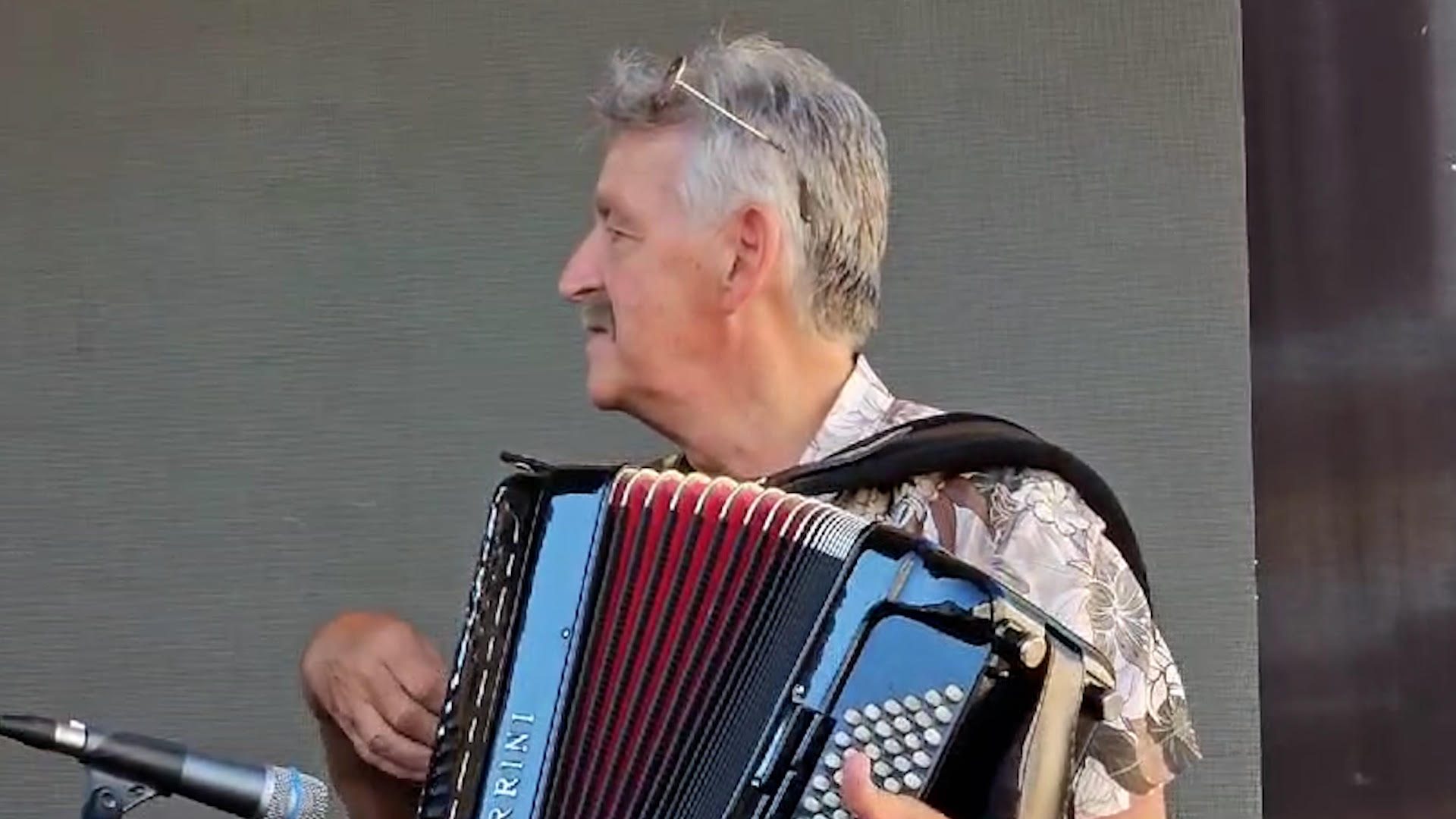 Dragan Stojković Bosanac stigao na probu u Visoko i odmah dohvatio harmoniku VIDEO 7 image 23 27