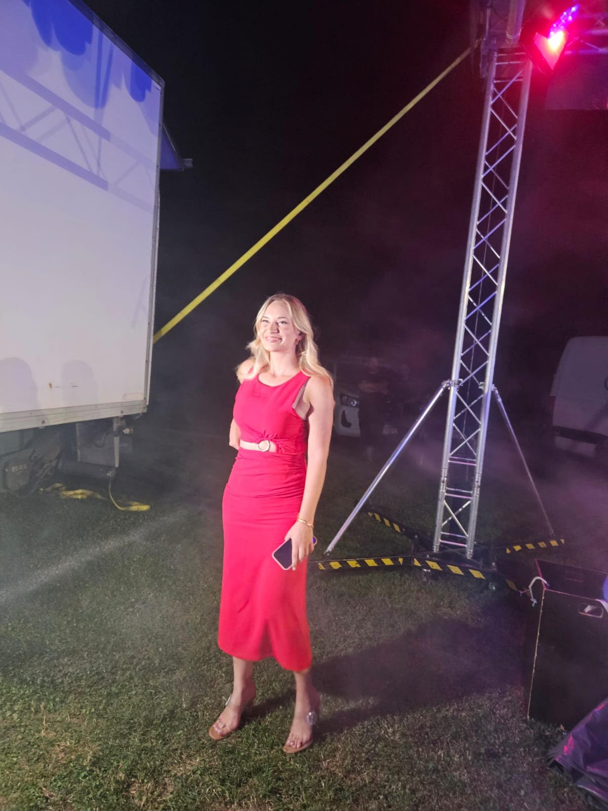Crveno na radost: Šejla Zonić zablistala na koncertu u rodnom gradu, pobednica ima tremu pred izlazak VIDEO 5 image 25 3