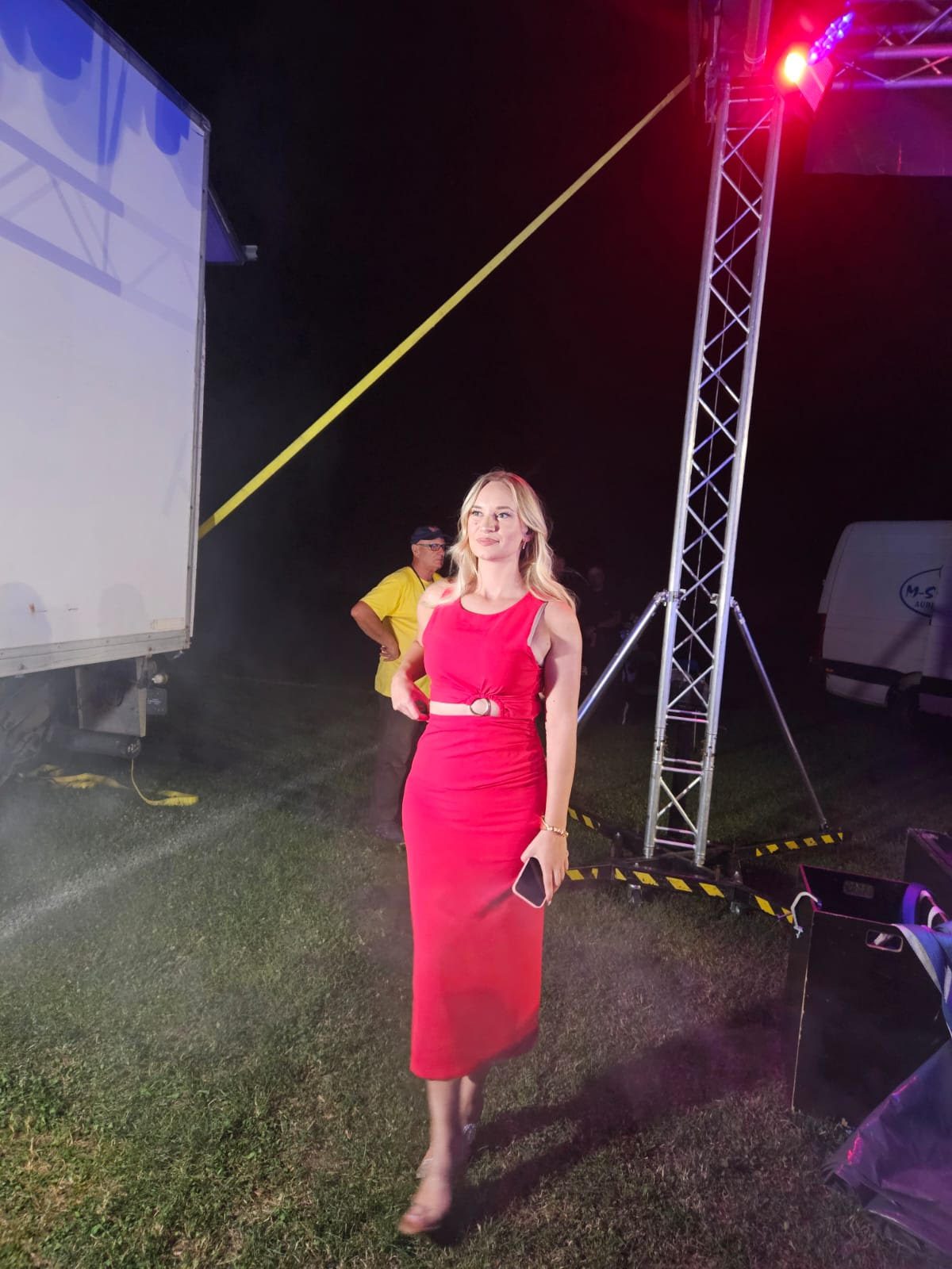 Crveno na radost: Šejla Zonić zablistala na koncertu u rodnom gradu, pobednica ima tremu pred izlazak VIDEO 7 image 25 4