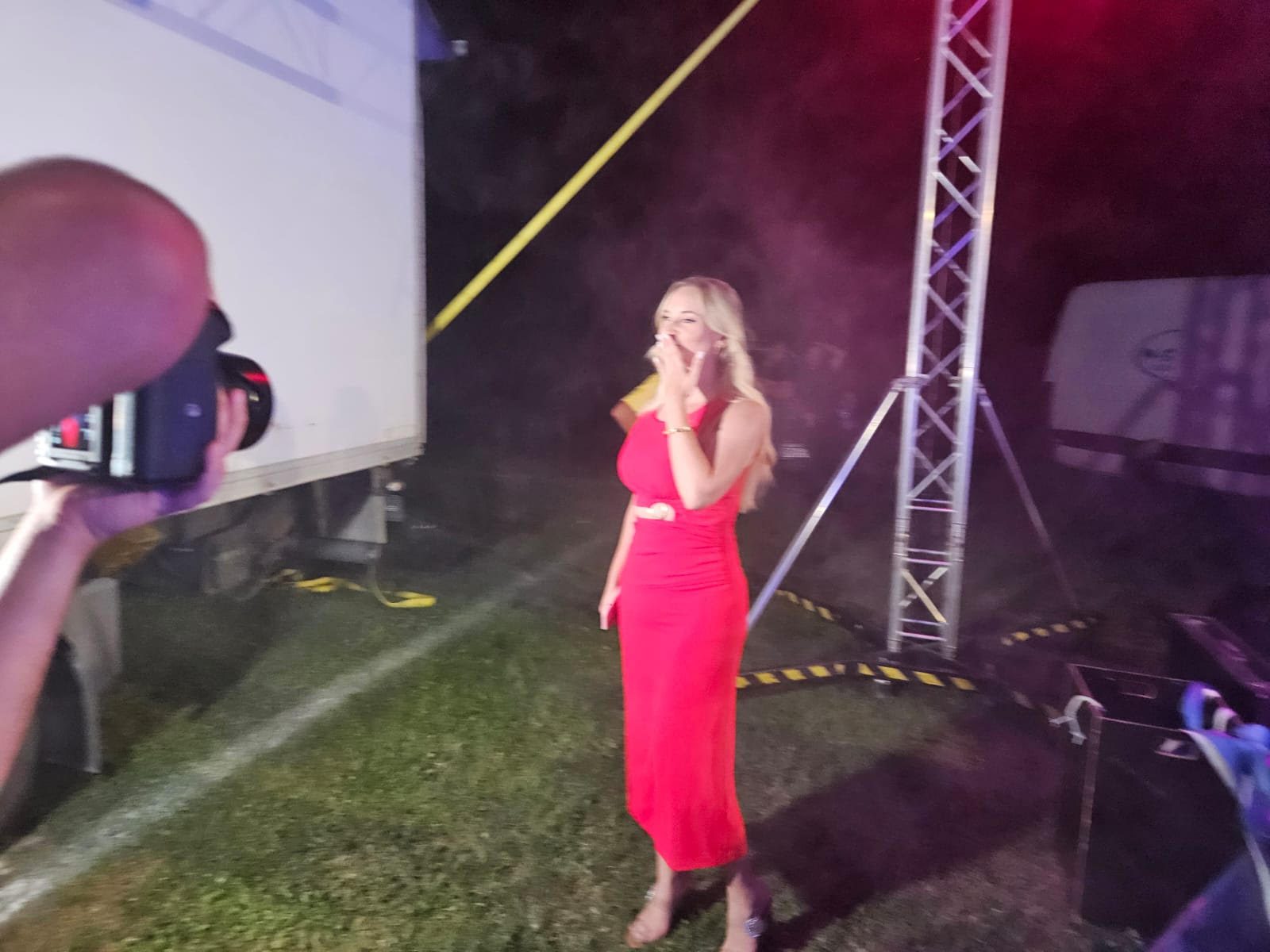 Crveno na radost: Šejla Zonić zablistala na koncertu u rodnom gradu, pobednica ima tremu pred izlazak VIDEO 8 image 25 5