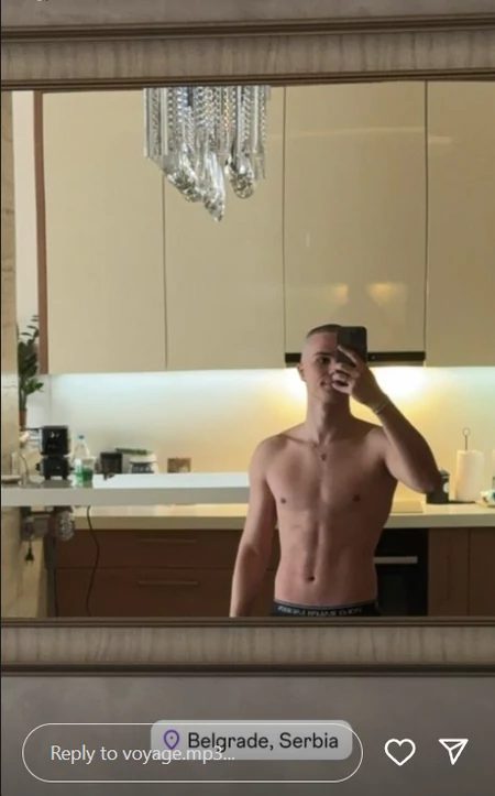 Vojaž novom objavom izazvao pometnju: Reper se skinuo u donji veš i stao ispred ogledala 6 image 26 19