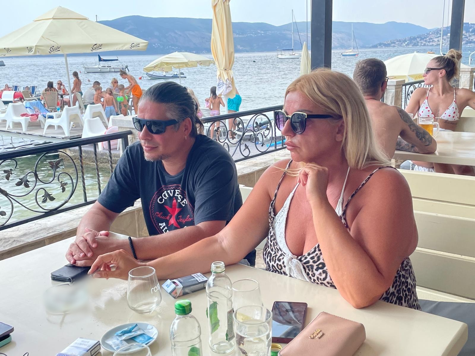 PAPARAZZO: Oliver Kostić uhvaćen sa suprugom na primorju VIDEO 8 image00001