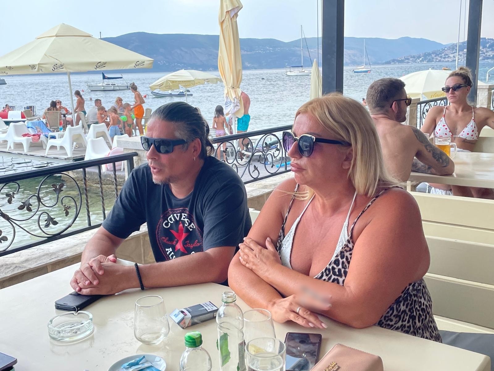 PAPARAZZO: Oliver Kostić uhvaćen sa suprugom na primorju VIDEO 5 image00004