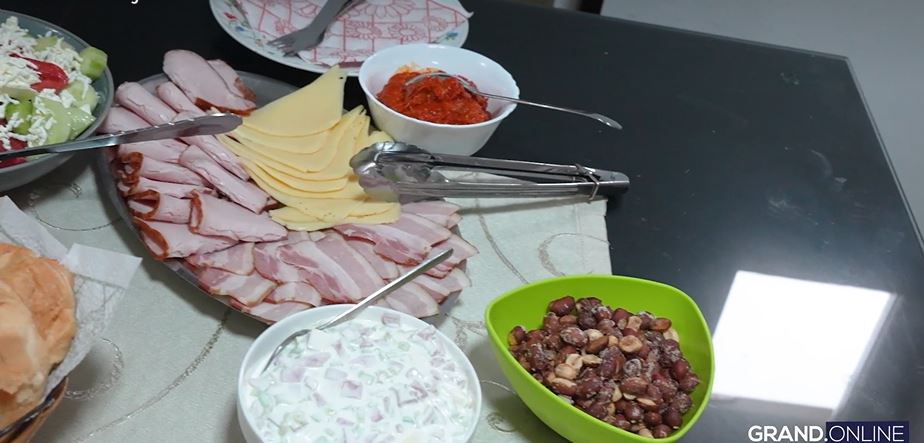 Grand u poseti Andrijani Petrušovskoj: Zvezda Granda otvorila vrata porodičnog doma u Dračevu VIDEO 13 jdei