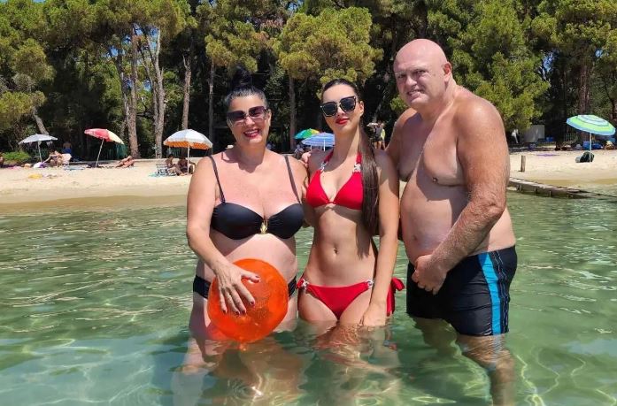 Skinula se ćerka Saške Karan i pokazala zanosno telo: Uzak struk i vitke noge izbacila u prvi plan, sve gori FOTO 6 saska karan po