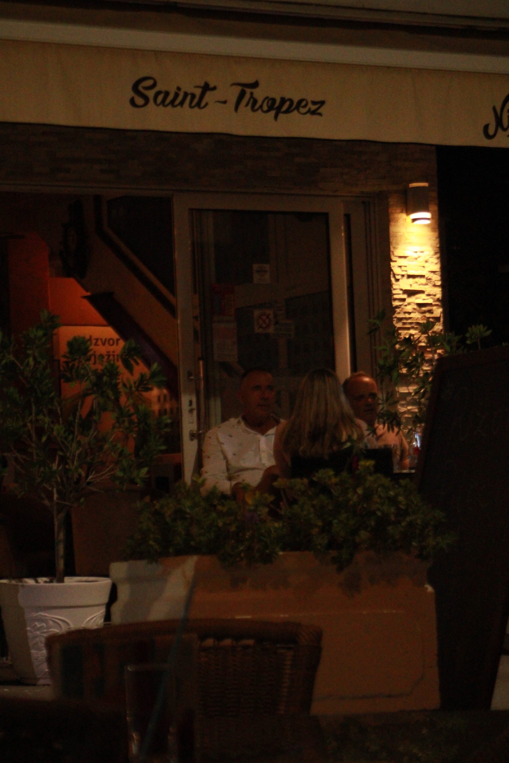 Grand paparazzo: Nakon razvoda i pomirenja popularni glumački par uživa na primorju (VIDEO) 7 slavisa i tijana 3