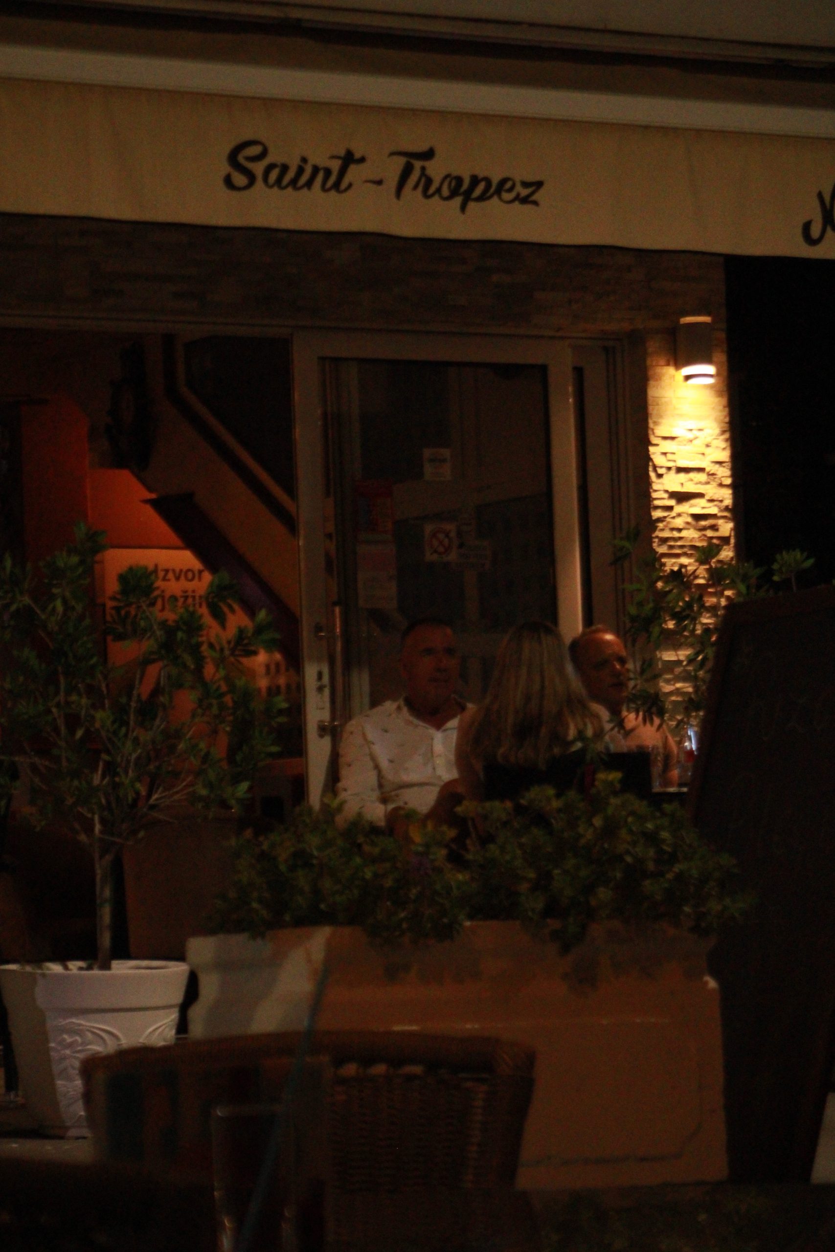 Grand paparazzo: Nakon razvoda i pomirenja popularni glumački par uživa na primorju (VIDEO) 8 slavisa i tijana 4