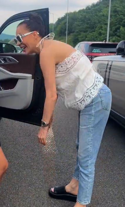 Ceca zaglavljena u saobraćaju: Izašla iz kola usred zastoja, fanovi ne veruju šta radi VIDEO 7 zth