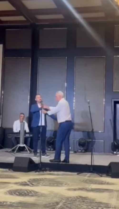 Scena za istoriju! Janko Jankov zapevao sa legendarnim bugarskim fudbalerom (VIDEO) 7 1