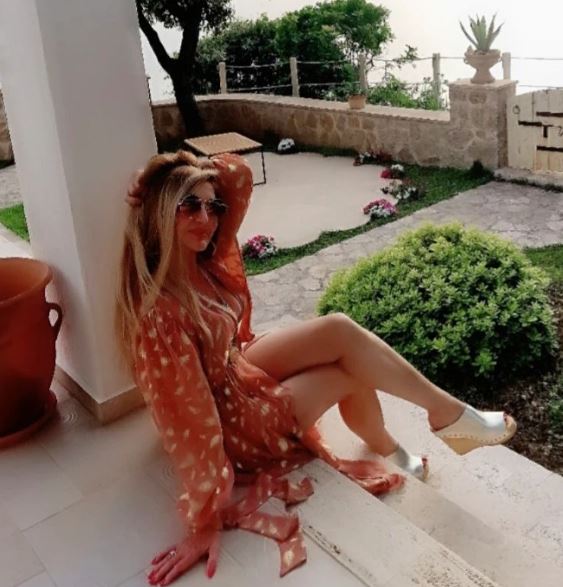 Gazi osmu deceniju, a izgleda kao bomba: Danica Maksimović usijala mreže vrelim fotkama sa plaže 5 8