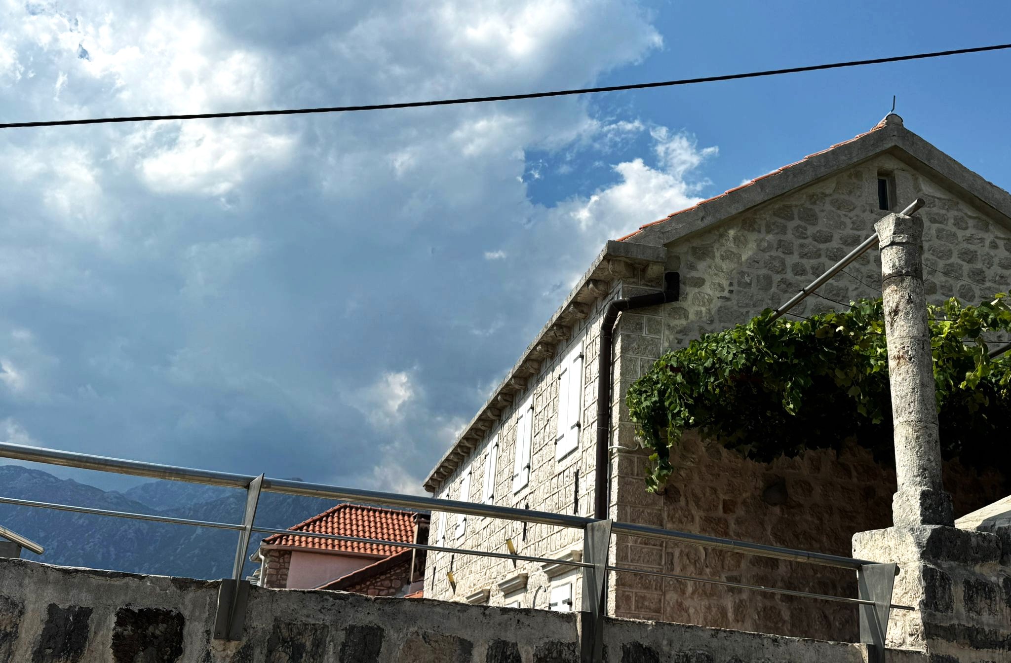 Nekada muzej, a sad kuća najpopularnijeg muzičara: Kamena vila postala atrakcija u Crnoj Gori (VIDEO) 5 vila gorana bregovića u crnoj gori