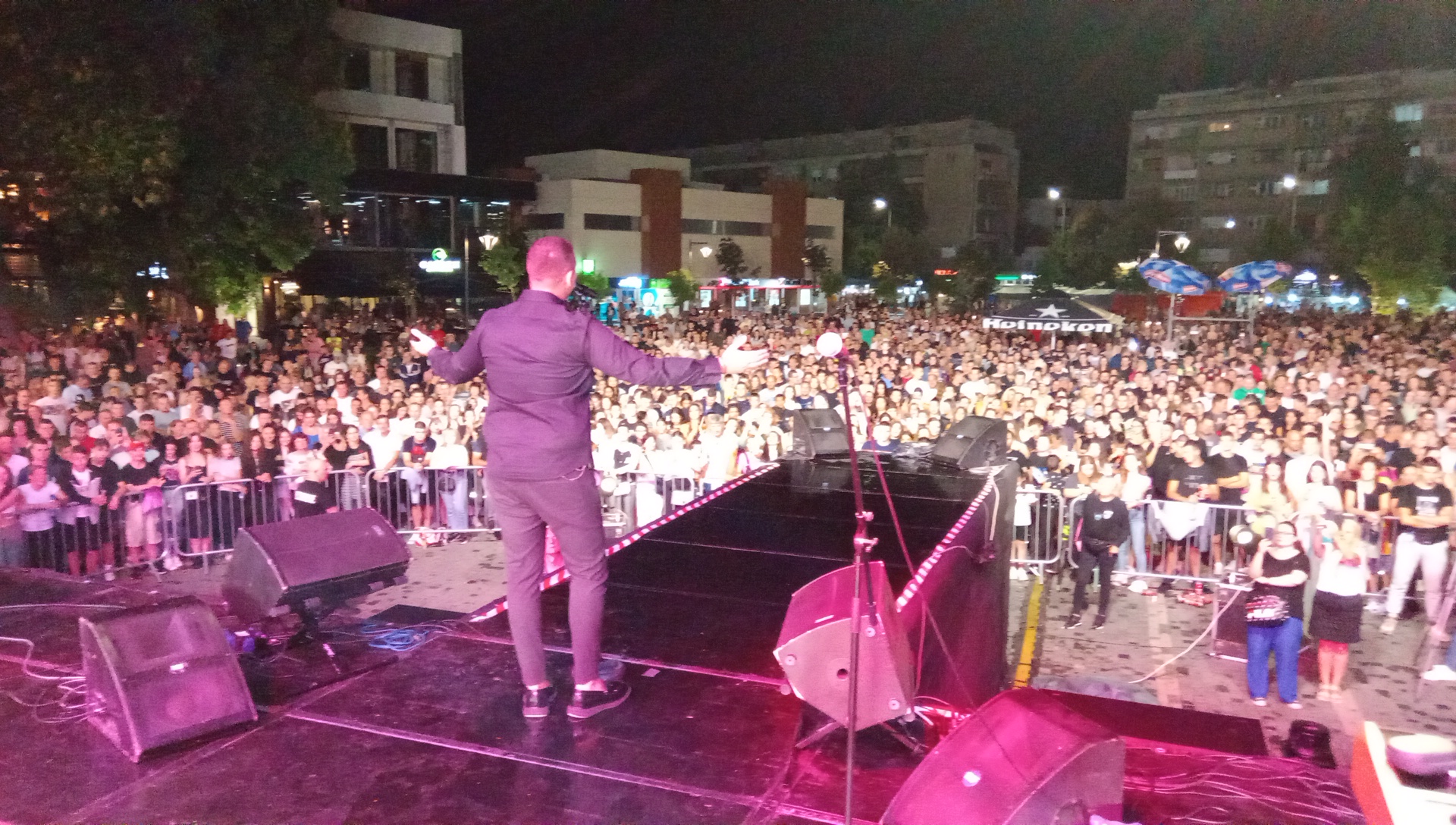 Kafana na Trgu usred leta: Uroš Živković napravio haos u Leskovcu (VIDEO) 5 IMG 20240829 222118
