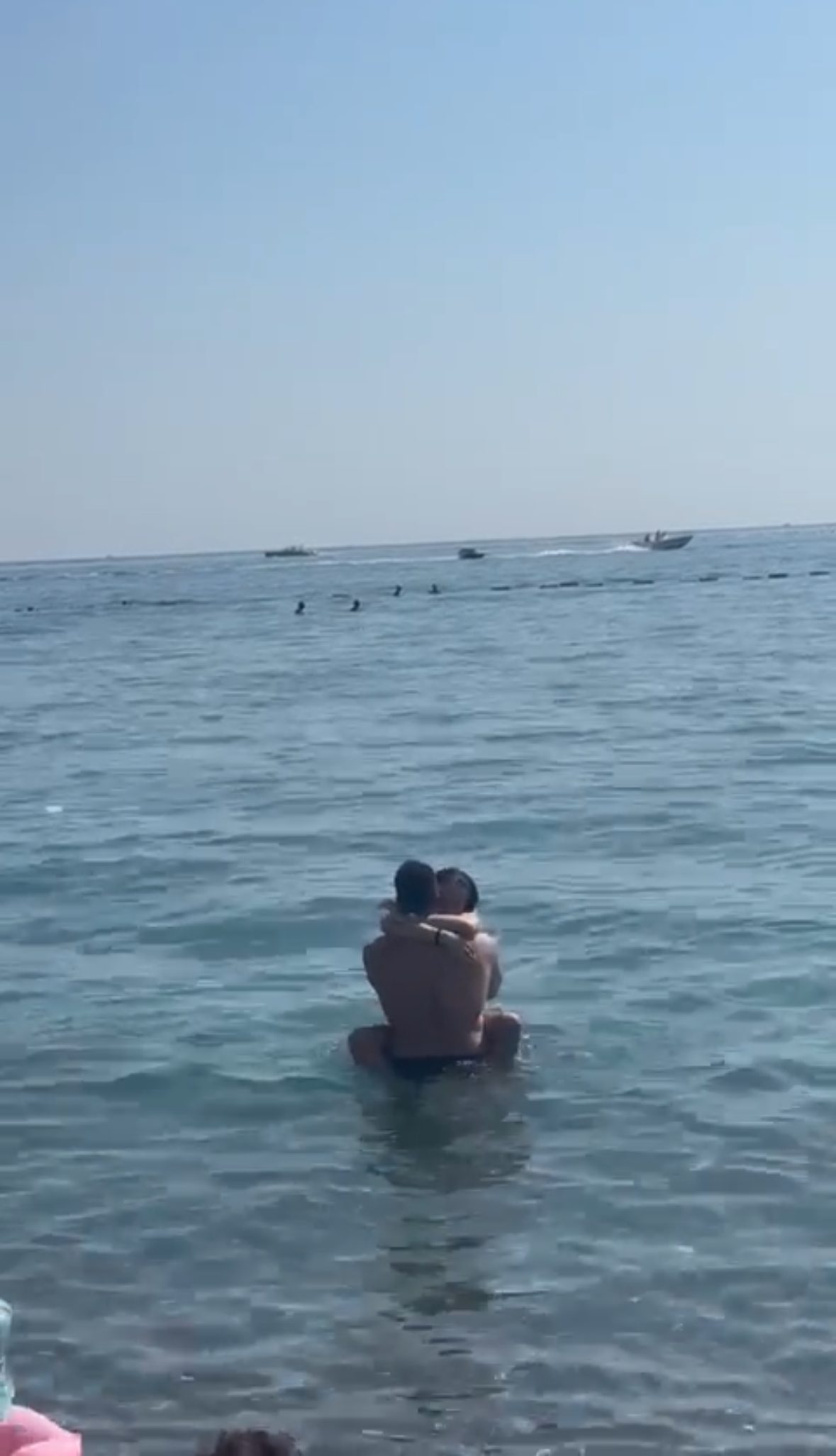 PAPARAZZO: Zvezda Granda u tanga kupaćem razmenjivala nežnosti sa dečkom na plaži VIDEO 10 IMG 5725