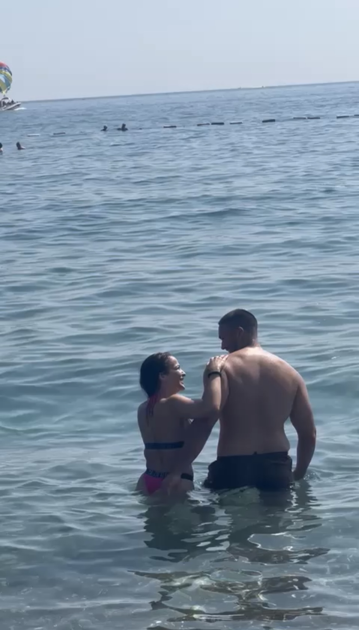 PAPARAZZO: Zvezda Granda u tanga kupaćem razmenjivala nežnosti sa dečkom na plaži VIDEO 9 IMG 5726