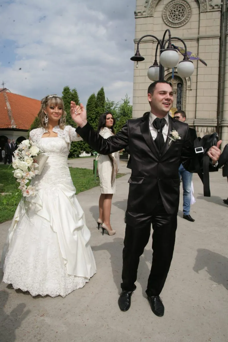 Ovako je izgledala jedna od najraskošnijih svadbi na estradi: Pevač dao hiljade evra na veselje, a ona ga prevarila 11 IMG 6782 768x1152 1