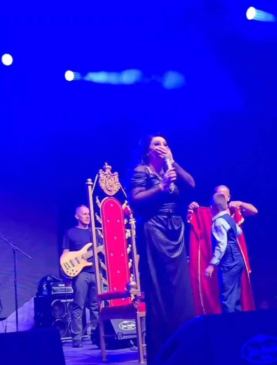 Dragana Mirković krunisana na koncertu, pevačica u suzama VIDEO 5 PHOTO 2024 08 19 13 49 12 1