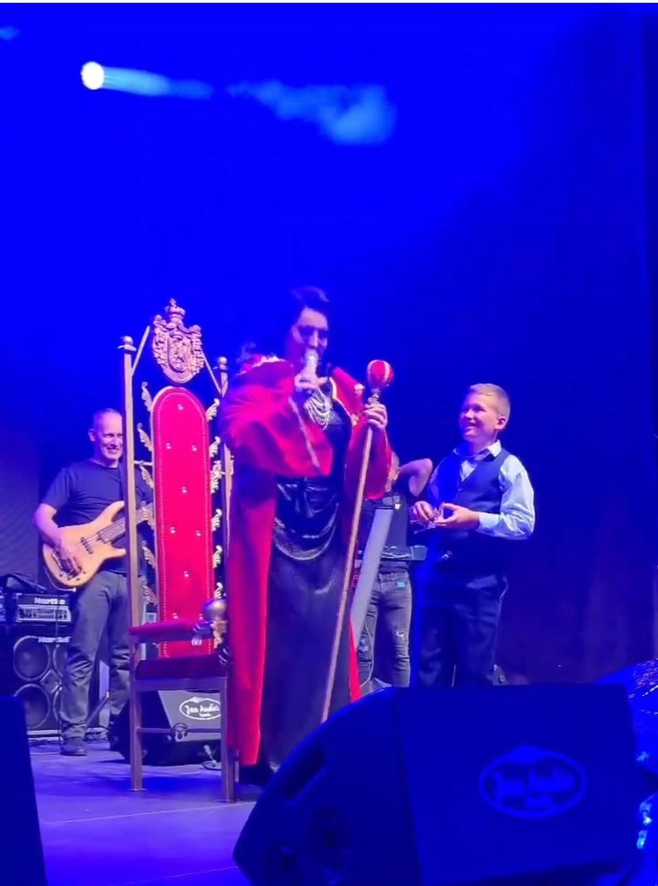 Dragana Mirković krunisana na koncertu, pevačica u suzama VIDEO 6 PHOTO 2024 08 19 13 49 12