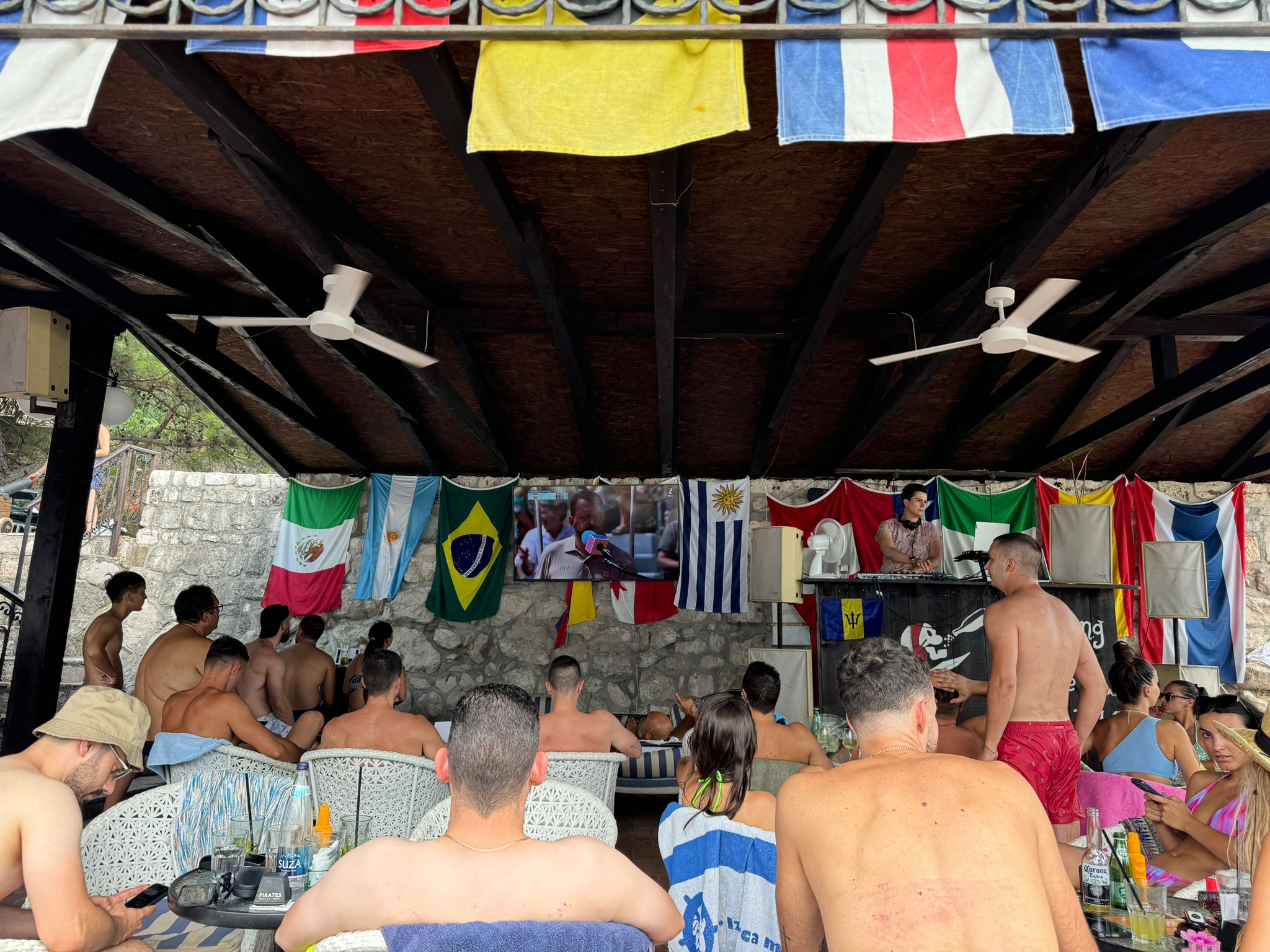 SVE JE STALO: Plaže u Crnoj Gori prazne, ovako se prati meč Đokovića i Alkaraza na primorju (VIDEO) 6 WhatsApp Image 2024 08 04 at 15.52.03 1