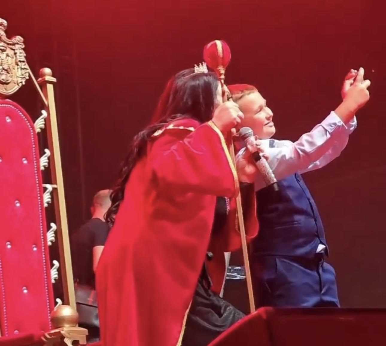 Dragana Mirković krunisana na koncertu, pevačica u suzama VIDEO 7 image 11 16
