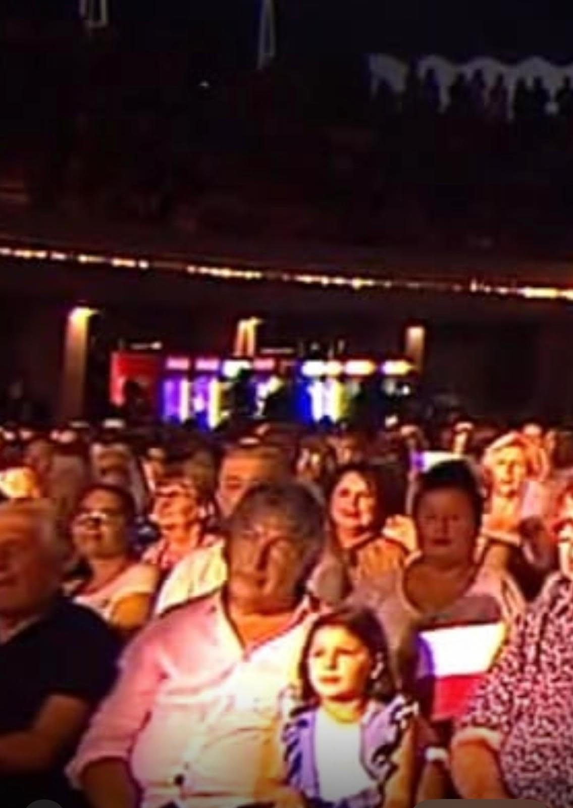 Snežana Đurišić na Tašmajdanu dovela atmosferu do usijanja, a evo ko je došao da joj pruži veliku podršku (FOTO) 7 image 14 2