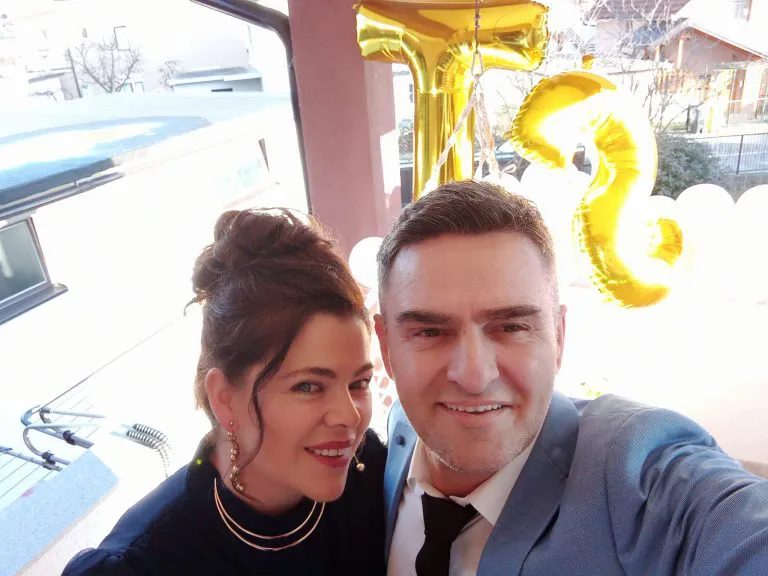 Pevač svaki dan ide kod žene na posao da joj kaže da je voli: "Ne znam kako je baš mene izabrala?!" 7 image 21 4